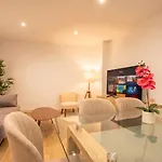 Luxurious & Spacious 4br Next To Cathedral Διαμέρισμα