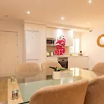 Διαμέρισμα Luxurious & Spacious 4br Next To Cathedral
